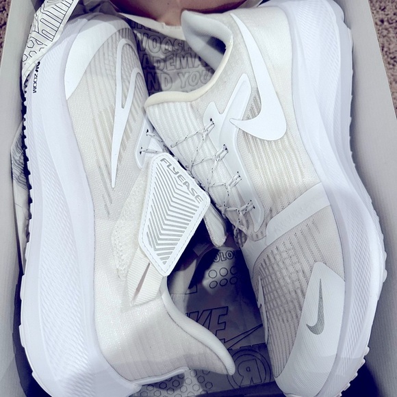 Nike Air Zoom Pegasus 39 Flyease Triple white 9.5